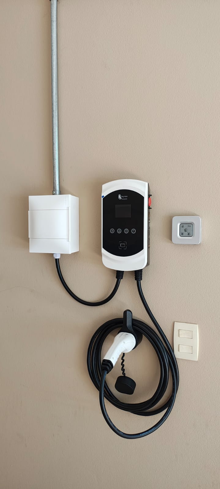 Carregador wallbox conectado a um veículo elétrico